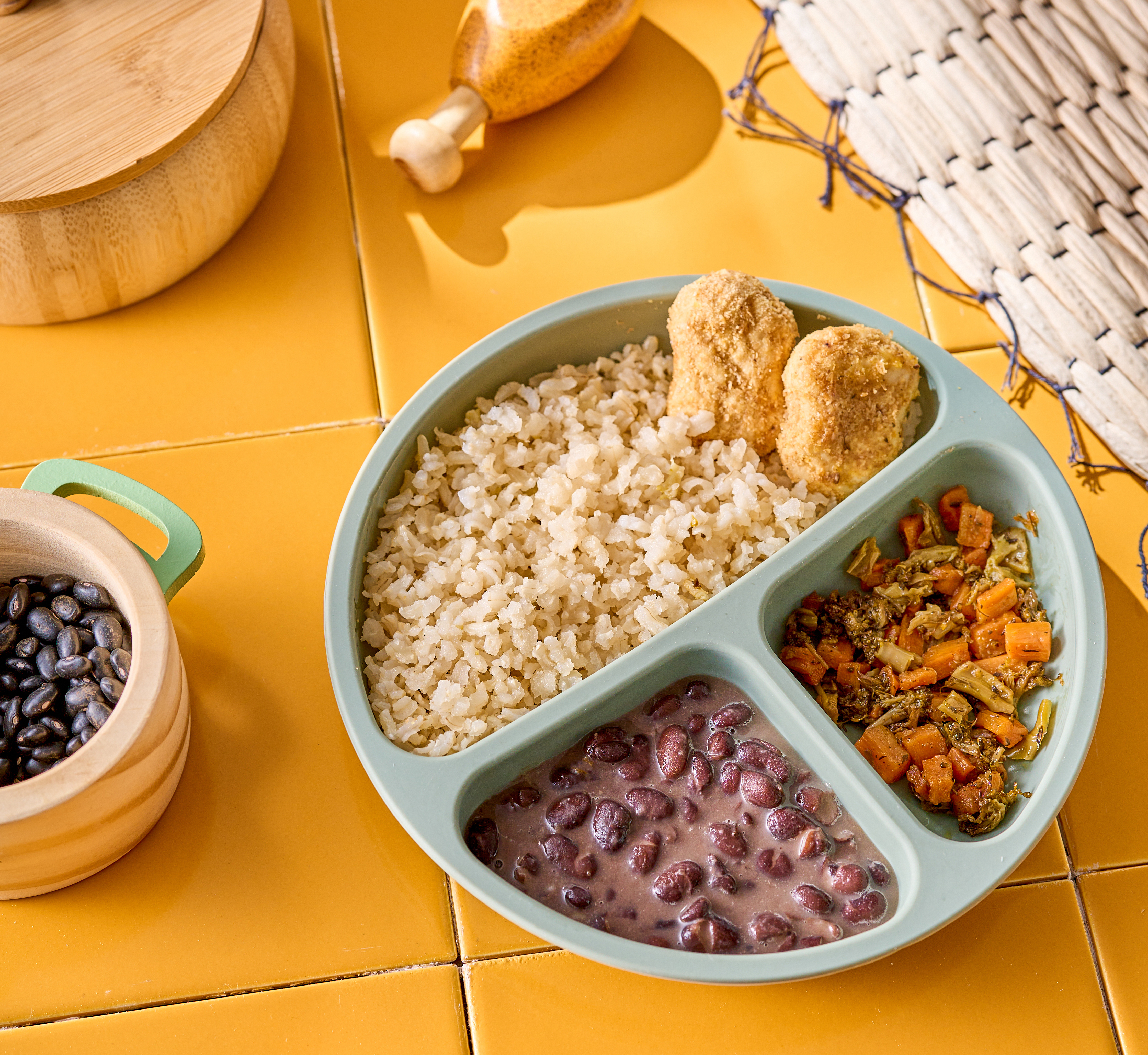 Nuggets de frango, arroz integral, feijão preto e legumes - 220g